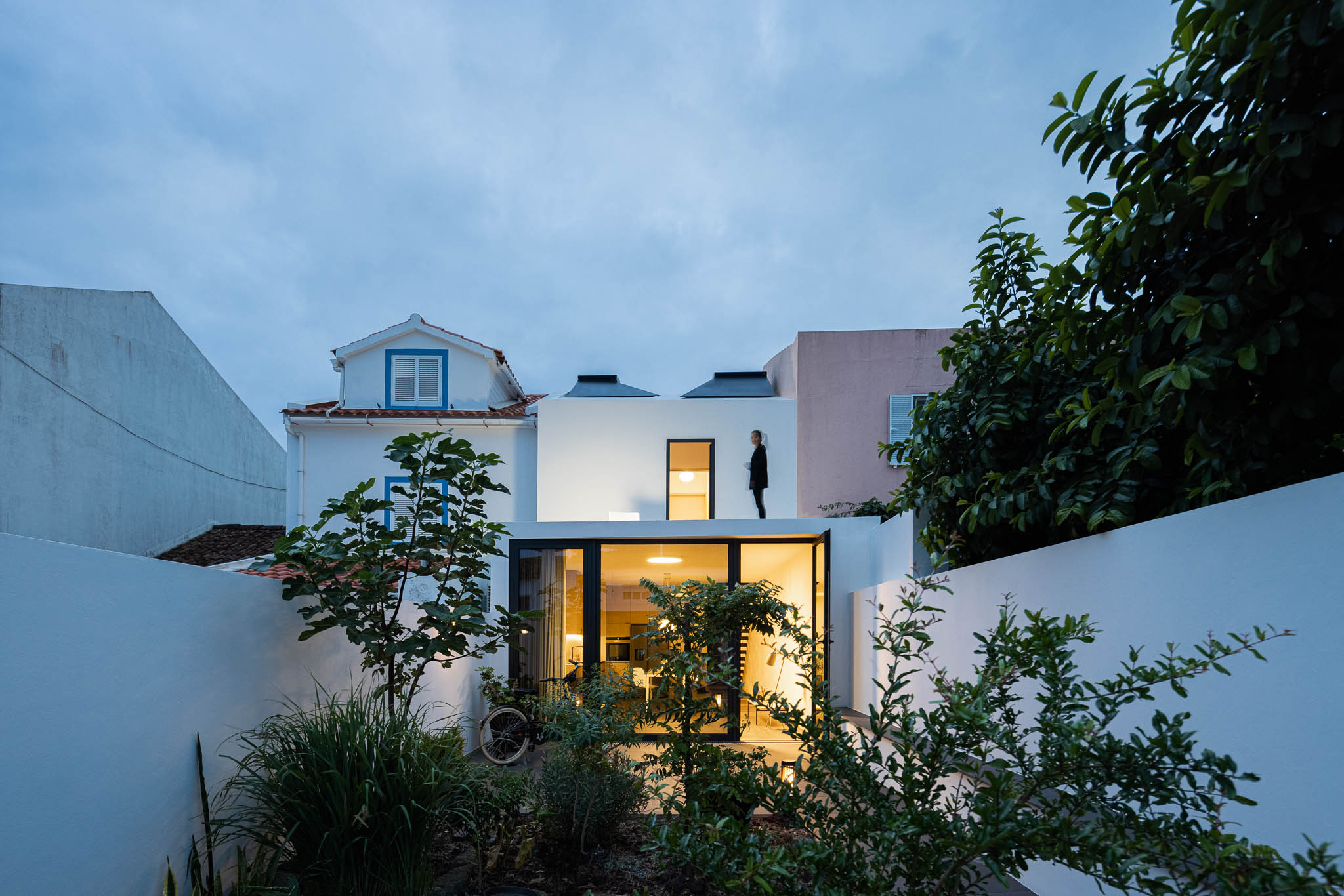 Casa dos Moinhos em Ponta Delgada, Açores com arquitectura box: