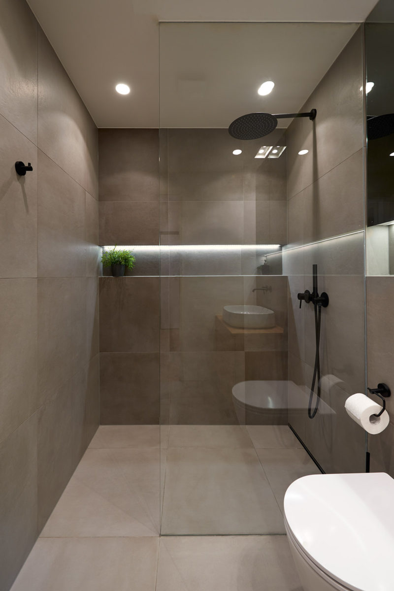 Šedá jednoduchá moderní koupelna se sprchovým koutem