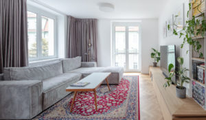 Retro obývací pokoj s orientálním kobercem a francouzkým oknem