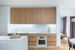 Dřevěná moderní retro kuchyň s bílou zástěnou