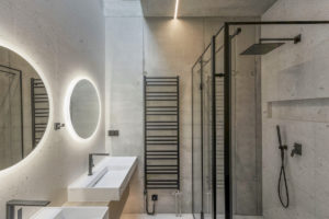 Moderní betonová koupelna se světlíkem