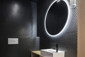 Černá toaleta s kruhovým zrcadlem