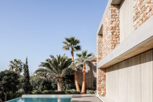 Středomořská vila s kamennou fasádou bazénem