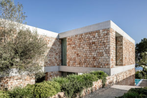 Středomořská vila s kamennou fasádou
