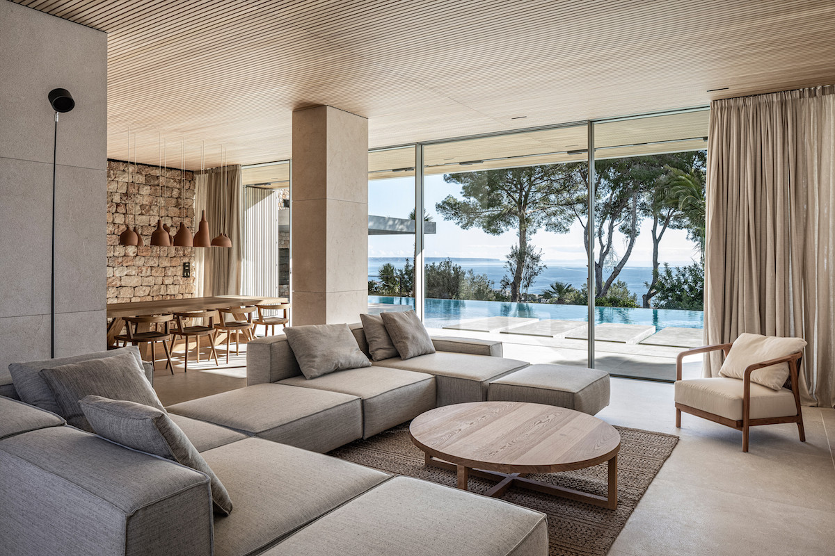 Středomořský obývací pokoj ve vile s bazénem