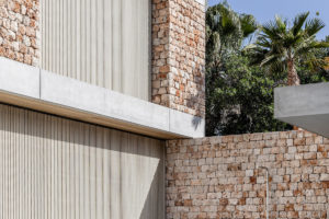 Velkoplošné posuvně-sklopné panely na středomořské vile