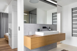 Bílá moderní koupelna s velkým zrcadlem