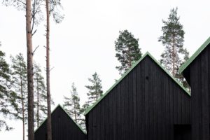 Tři chaty z opalovaného dřeva spojené do jedné