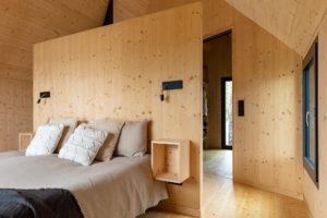 Dřevěná ložnice v minimalistickém stylu