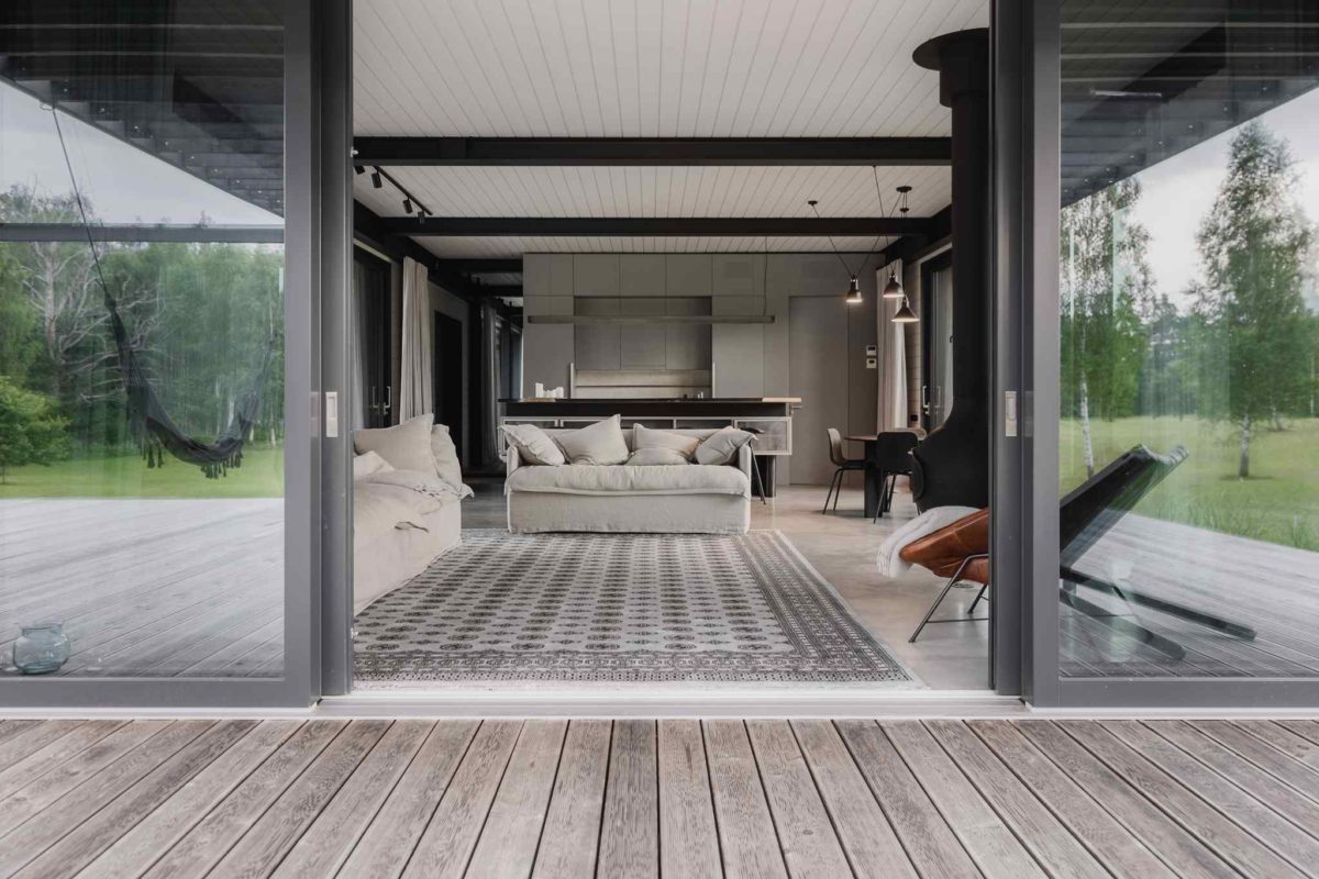 Příjemní moderní obývací pokoj s prosklením na terasu
