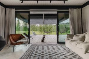 Příjemní moderní obývací pokoj s prosklením na terasu
