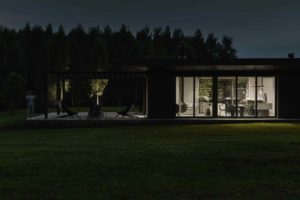 Terasa pavilonového domu z přírodních materiálů v noci