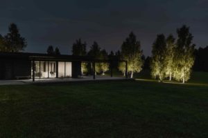 Moderní pavilonový dům s prosklením v noci