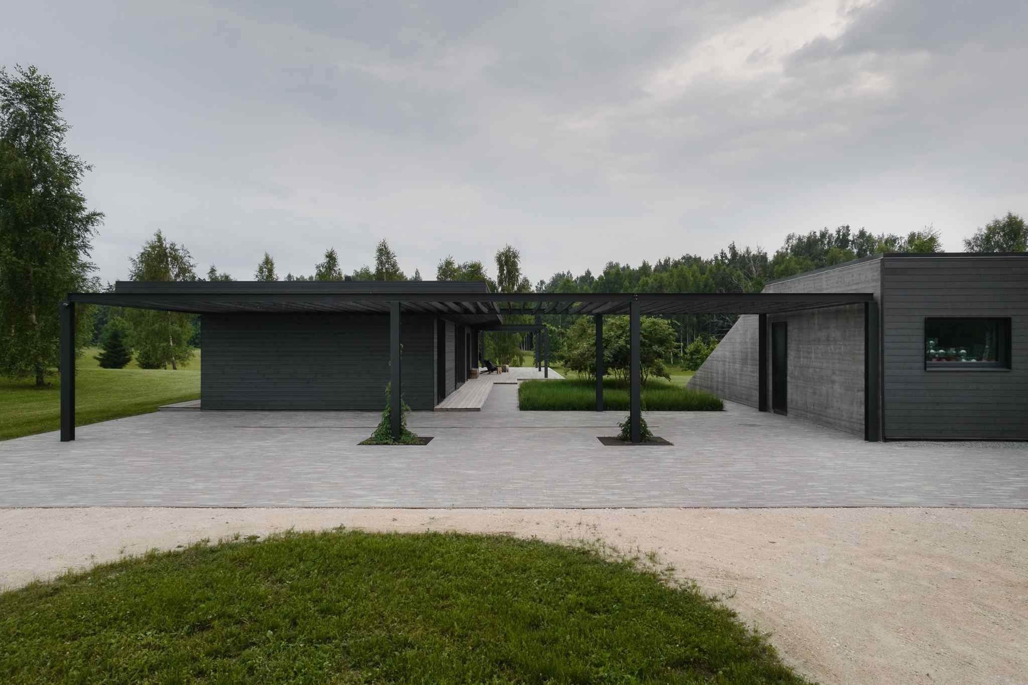 Moderní pavilonový dům s prosklením a tmavým obkladem