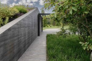 Terasová zahrada pavilonového víkendového domu zasazena do přírody