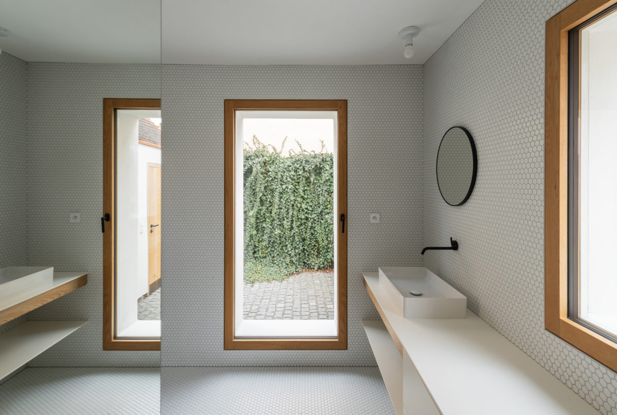 Bílá koupelna s třema francouzkými okny