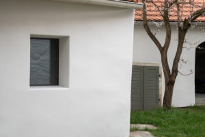 Rekonstruované bílé domy so střešní taškou bobrovkou