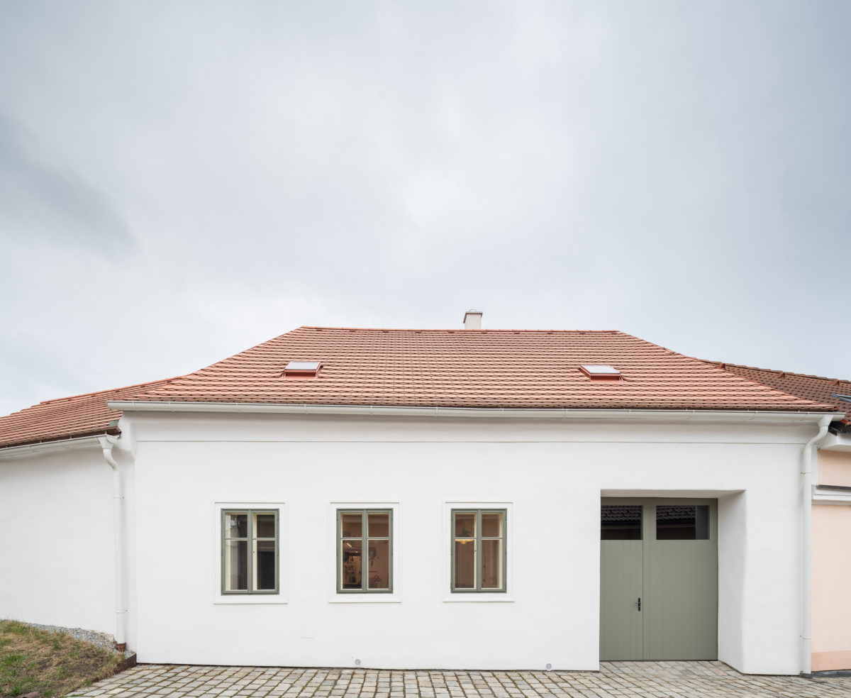 Rekonstruované bílé domy so střešní taškou bobrovkou