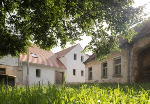Českou cenu za architekturu 2022 si odnáší Dům na Kozině. Při rekonstrukci odstranili všechny nánosy desetiletí a vznikl dům s neopakovatelnou atmosférou