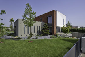 Moderní vila s betonovou cihlovou a bílou fasádou
