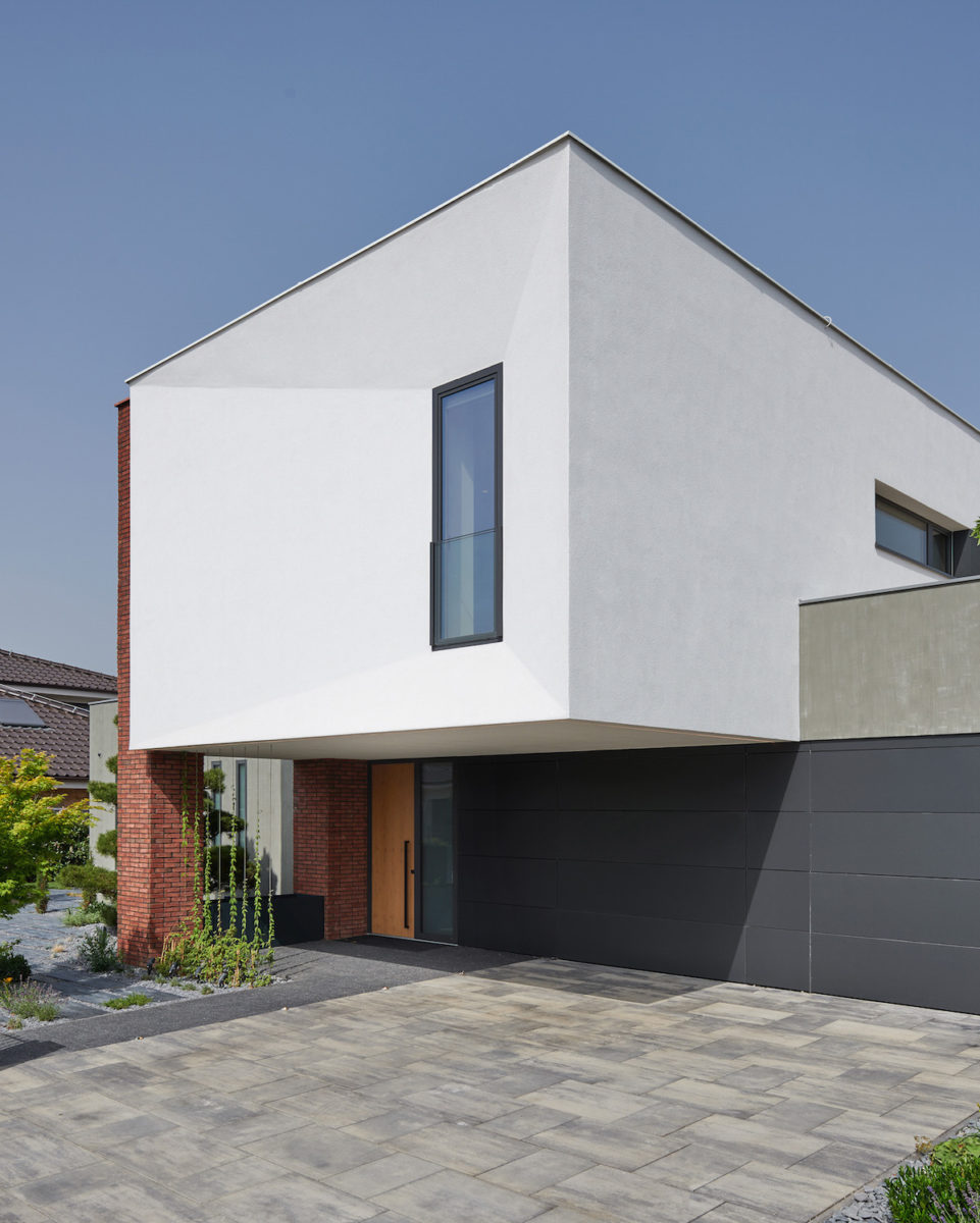 Moderní vila s betonovou cihlovou a bílou fasádou