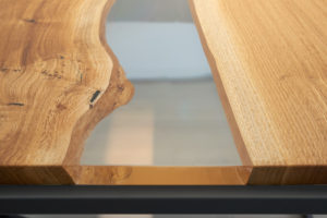 detail dřevěného stolu se sklem