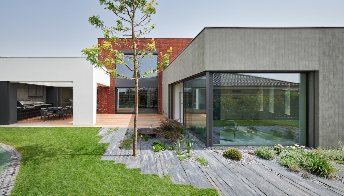 Moderní vila s velkým prosklením a zahradou
