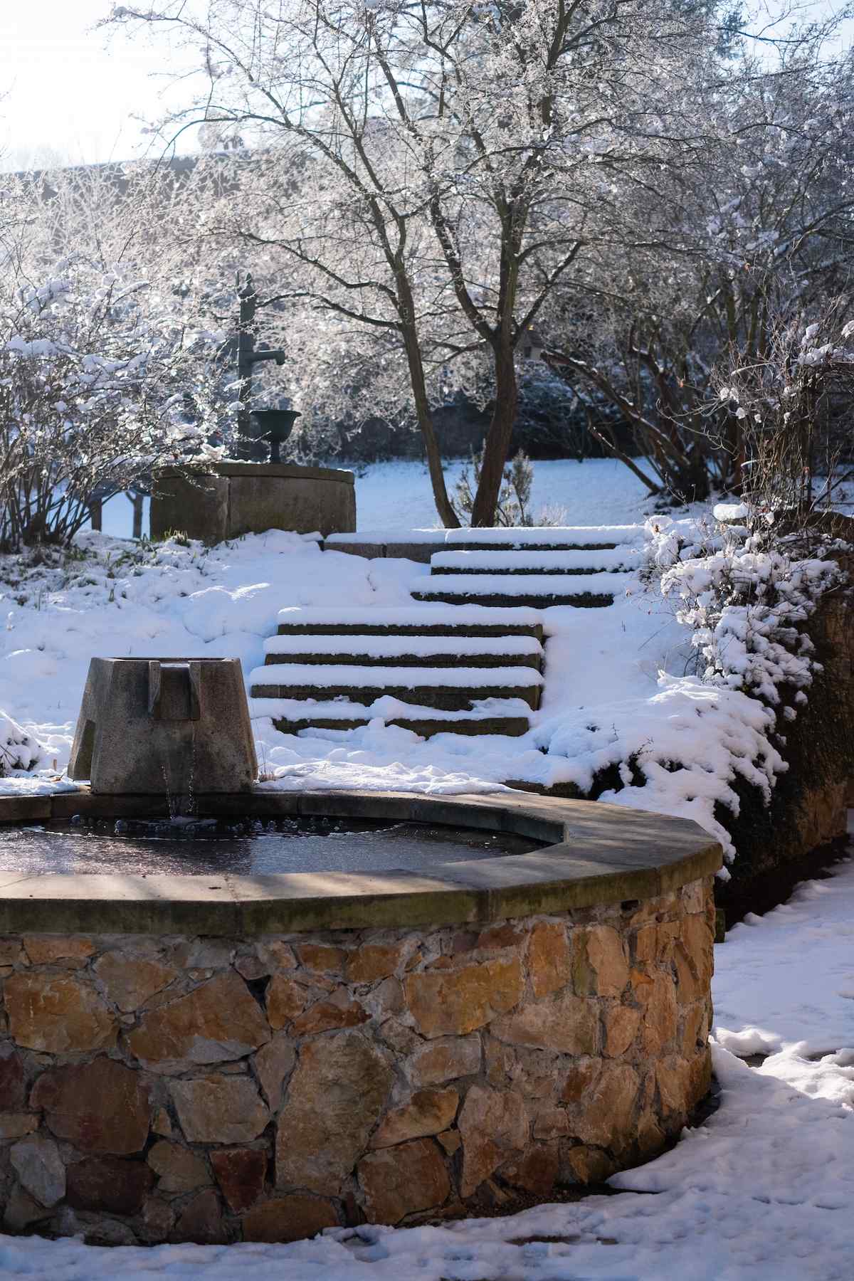 Kamenná kruhová fontána v památkové zahradě