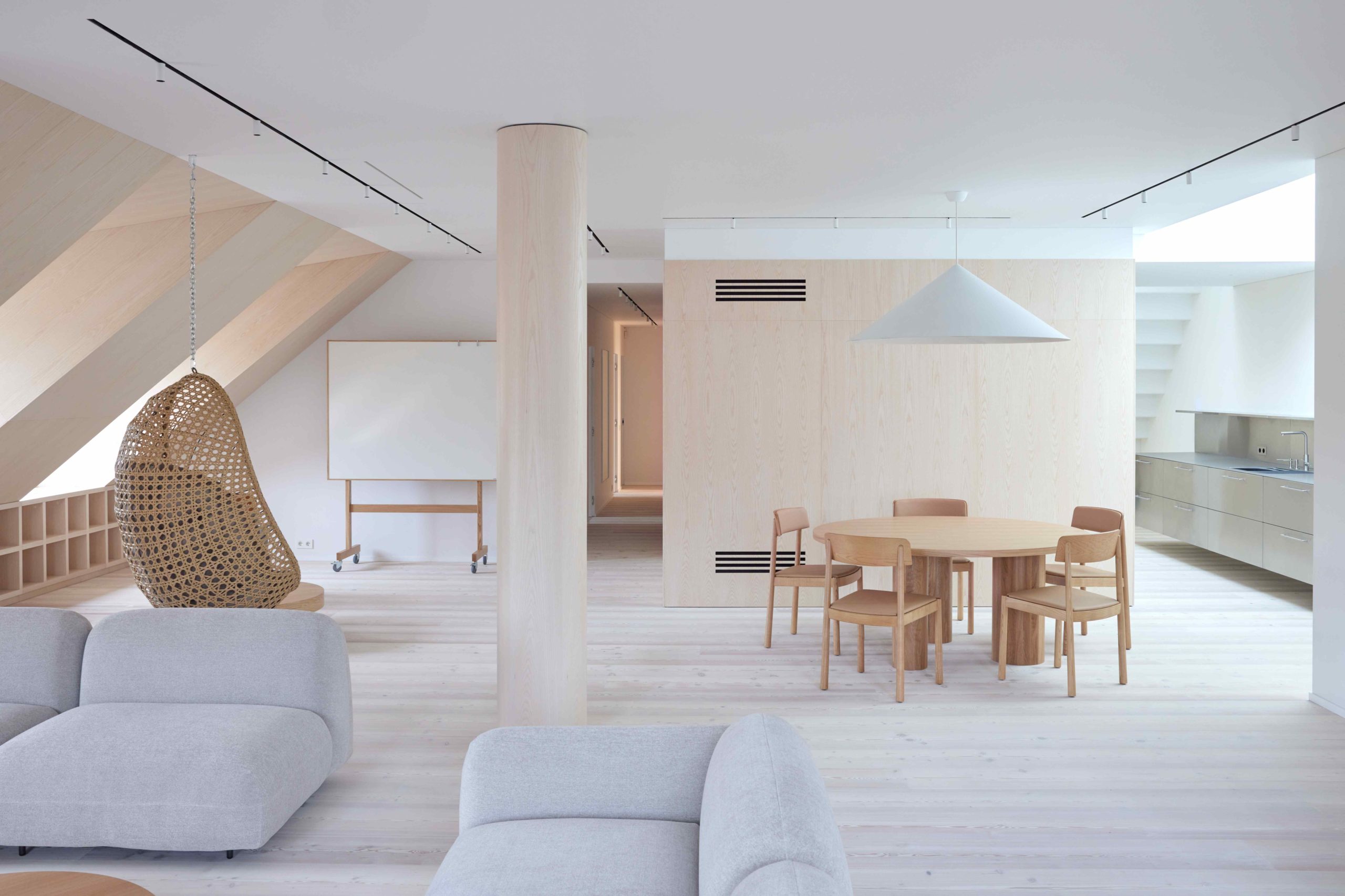 Otevřený prostor s přírodními materiály a moderním nábytkem