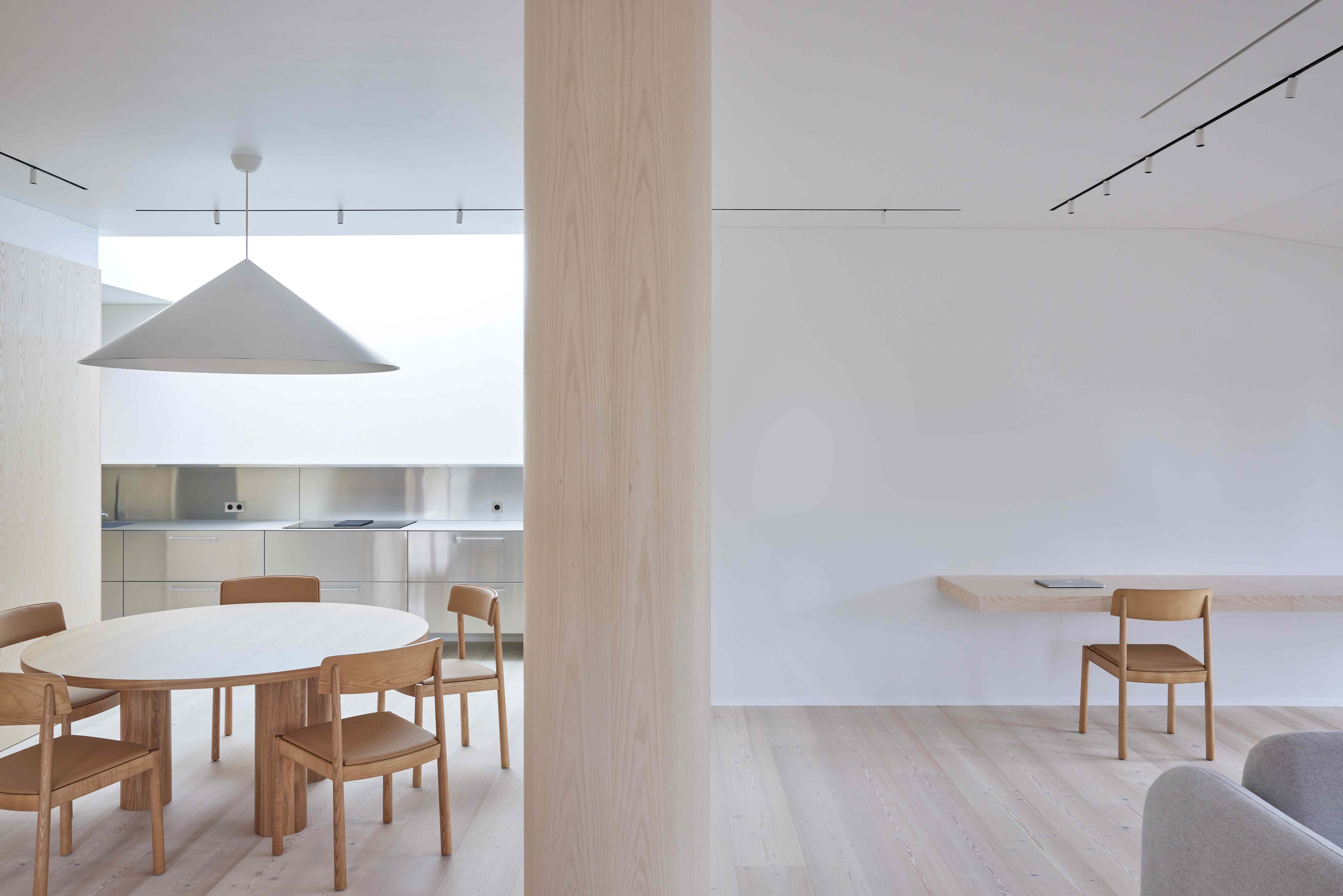 Otevřený prostor s přírodními materiály a moderním nábytkem