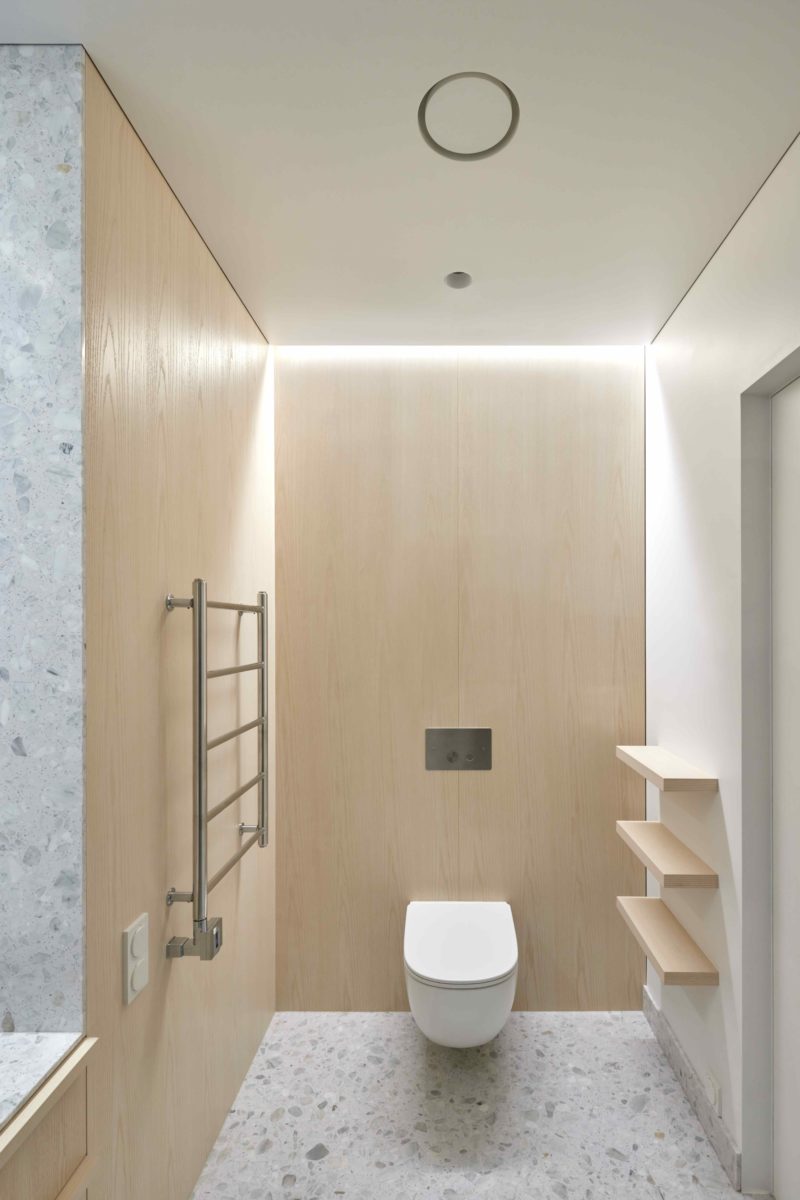 Toaleta obložena světlým dřevem