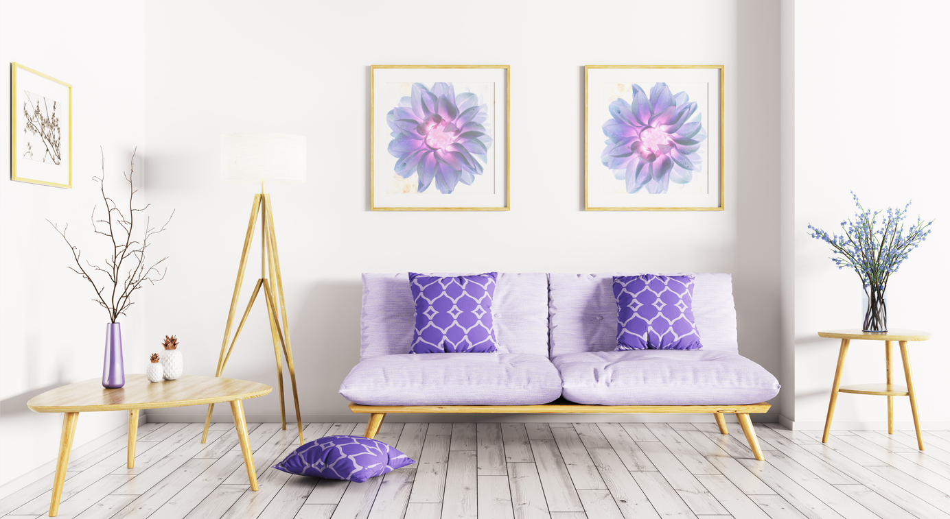 Bílý eko obývací pokoj se světle fialovými doplnkami