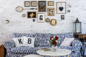 Pokoj s bílou stěnou a modrobílou pohovkou