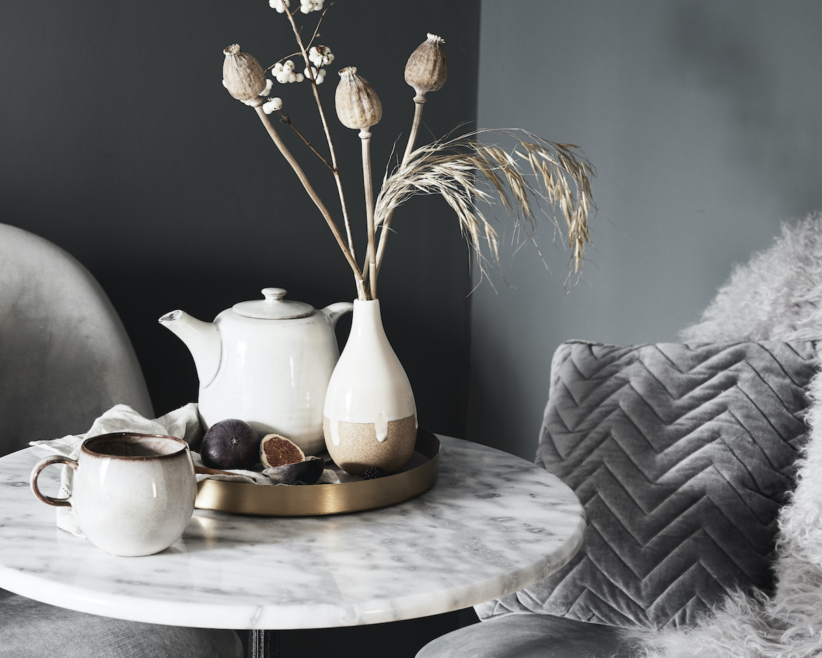 Nordic glam stolek s vázou