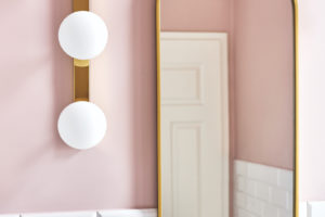 Stěna v odstínu pudrově růžové v koupelně