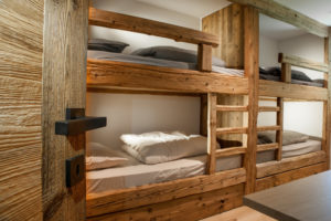 Patrové postele v dřevěné chatě