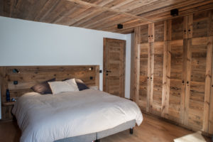 Ložnice v dřevěné chatě
