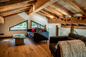 Dřevěný interiér v podkroví alpské chaty