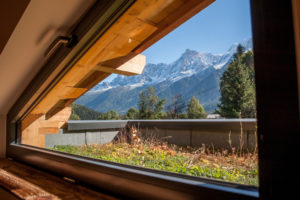 Výhled na Alpy z chaty s utulným dřevěným interiérem