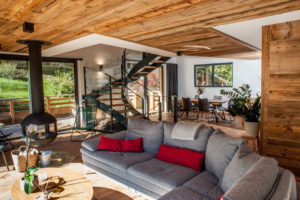 Dřevěný interiér alpské chaty