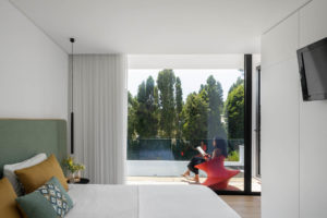 Jednoduchá elegantní ložnice s prosklením na zahradu