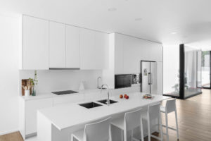 Bílá velká moderní kuchyň v domě
