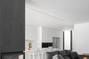 Černobílá kuchyň a obývací část v moderním domě