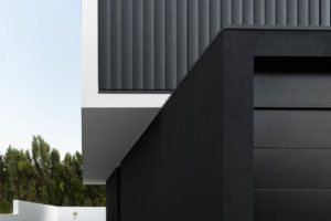 Dvoupodlažní hranatý černobílý dům