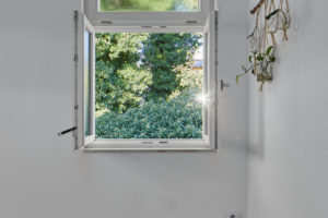 Okno v domě s výhledem do zahrady