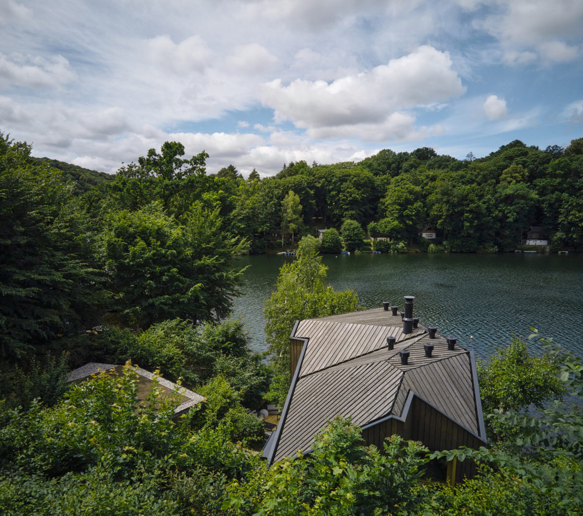 Moderní rekonstruovaná modřínová trojpodlažní chata u přehrady