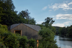 Moderní rekonstruovaná modřínová trojpodlažní chata u přehrady