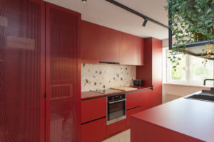 Rudá úzká kuchyň v bytě