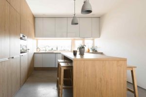 Dubová kuchyň s betonovou podlahou