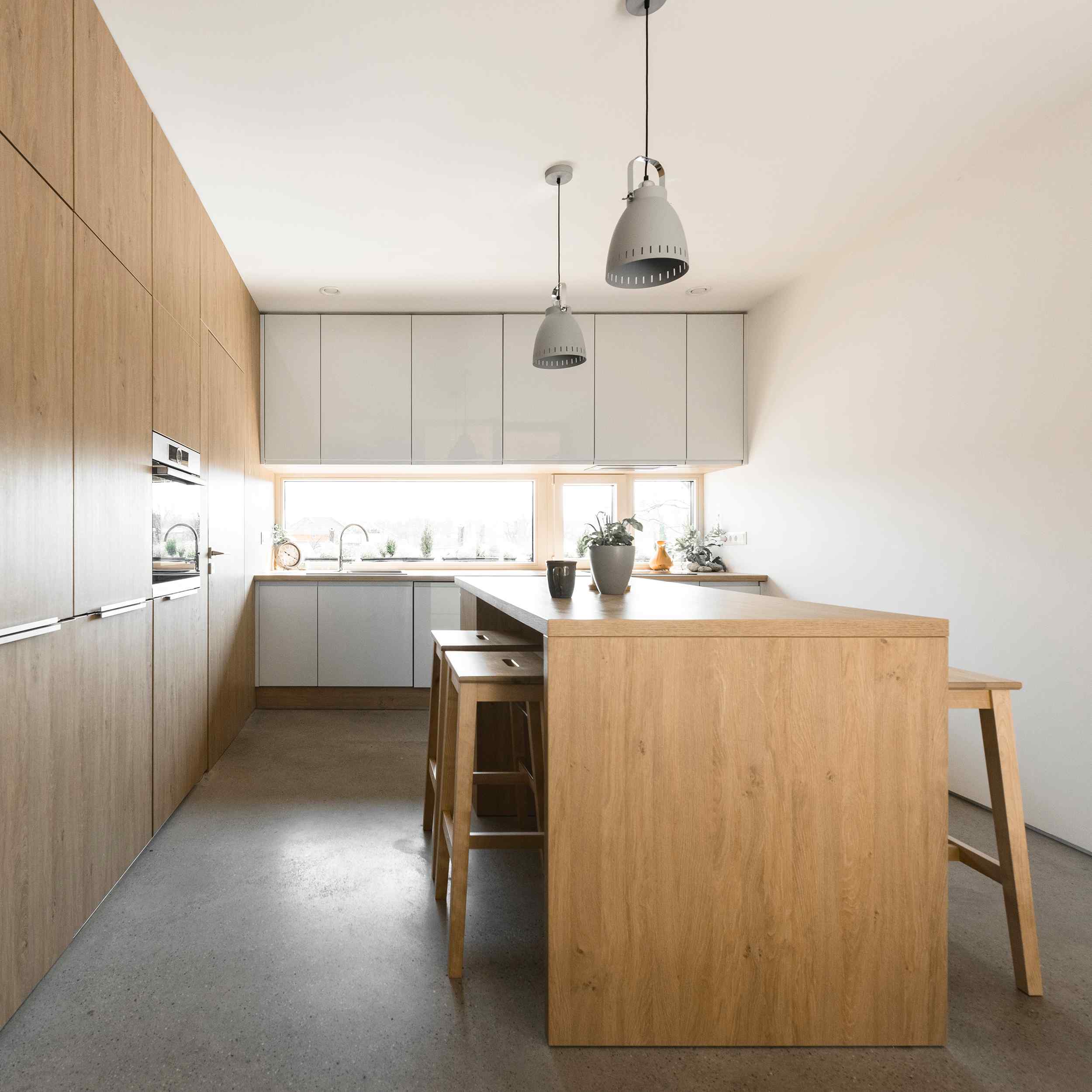 Dubová kuchyň s betonovou podlahou